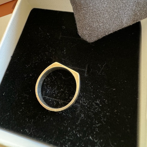 SOLD - Mejuri Rectangular Signet Ring - Picture 3 of 13